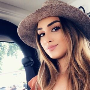 Meet your Posher, Cari